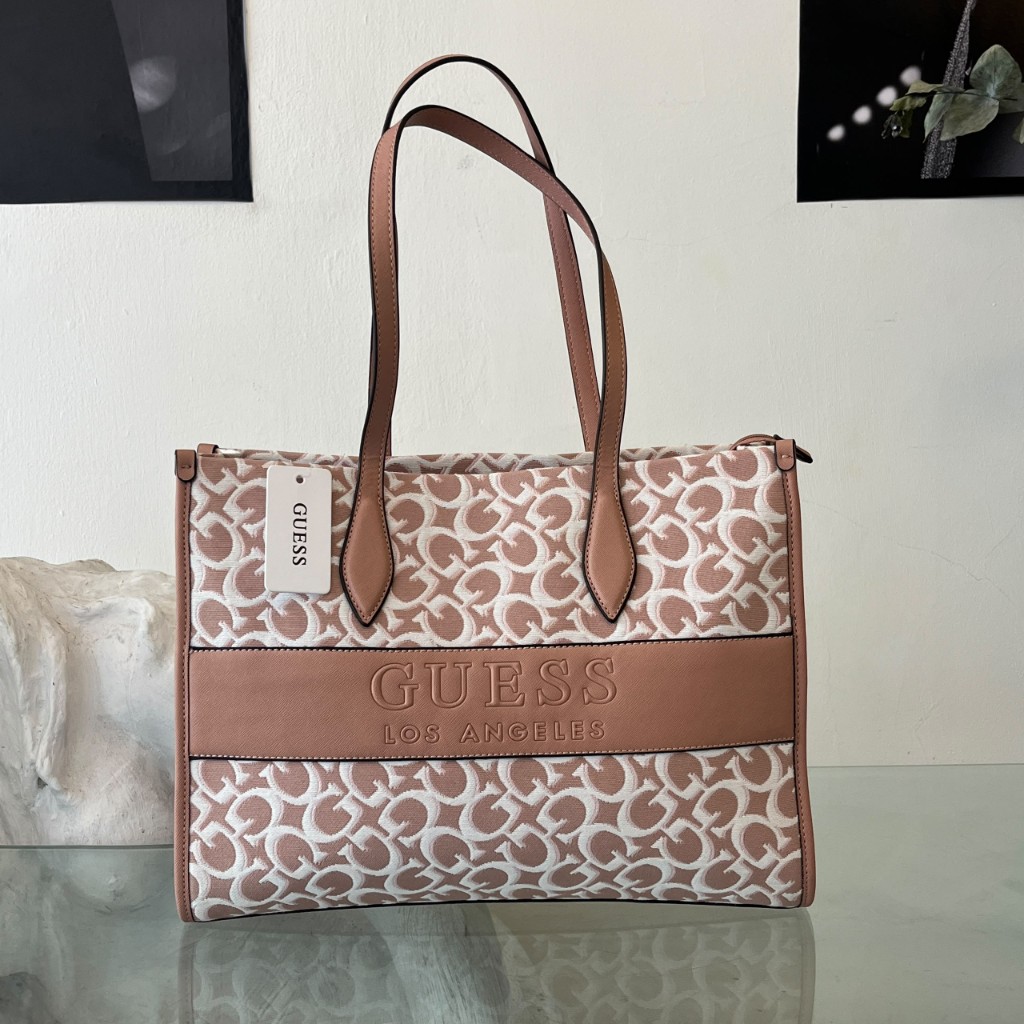 Cartera Guess color BlushCartera Tote Guess con Monograma y Franjas Verticales - Rosa Pálido