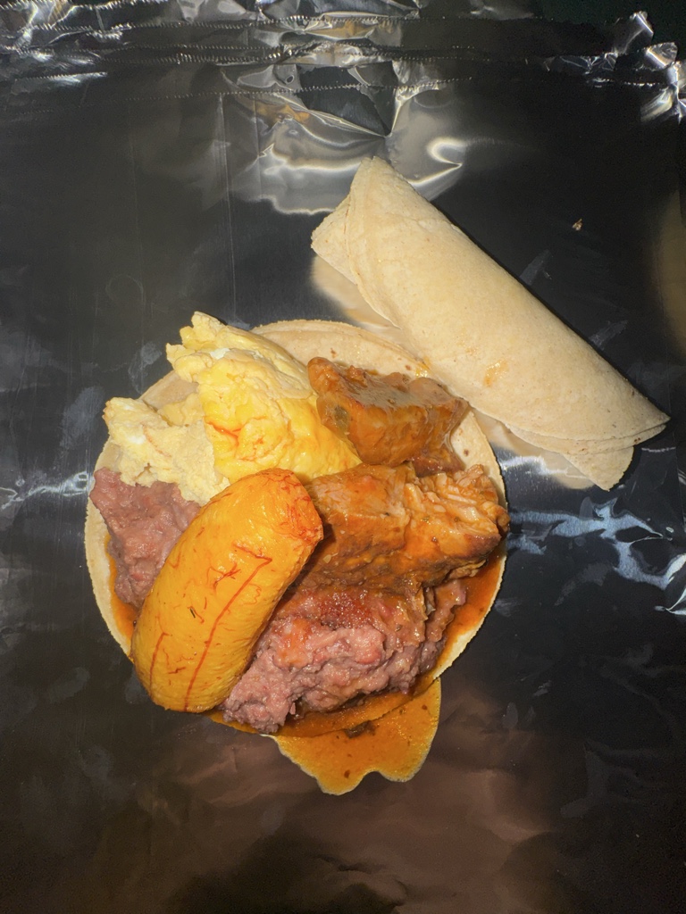 Costilla de Cerdo a la Barbacoa, frijoles fritos, huevo picado, plátano maduro frito, 4 tortillas amarillas.