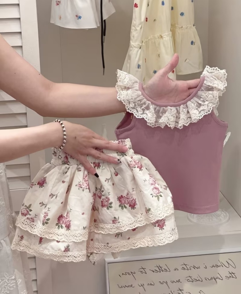 Blusa rosa con encaje