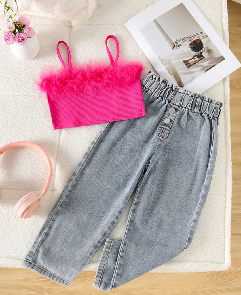 Top fucsia peludo y pantalón jeans gris