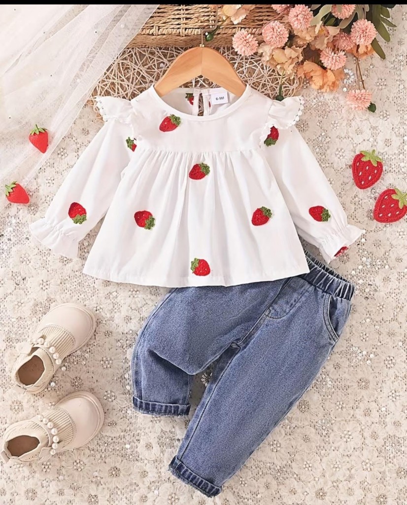 conjunto bulsa, blanca con fresas y pantalon jean