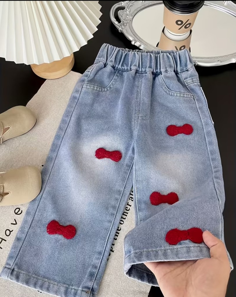 Pantalon jean con bordado rojo
