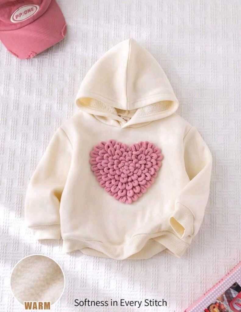 polera capucha crema corazon rosa
