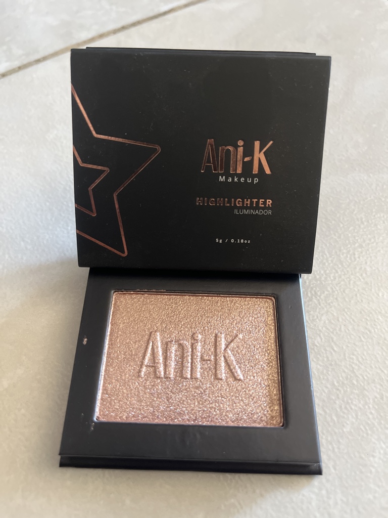 Ani-K iluminador dorado