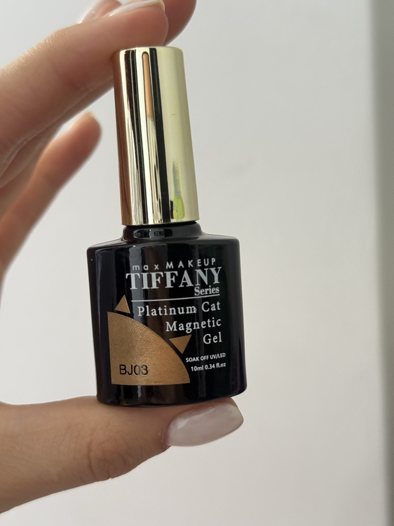 Platinum Cat Eye Tiffany Gel negro en envase pequeno con tapa dorada