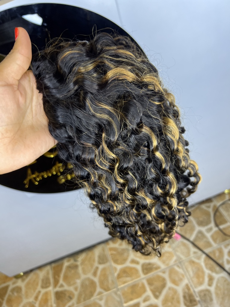 Peluca negra con mechas rubias rizadas 16 pulgadas