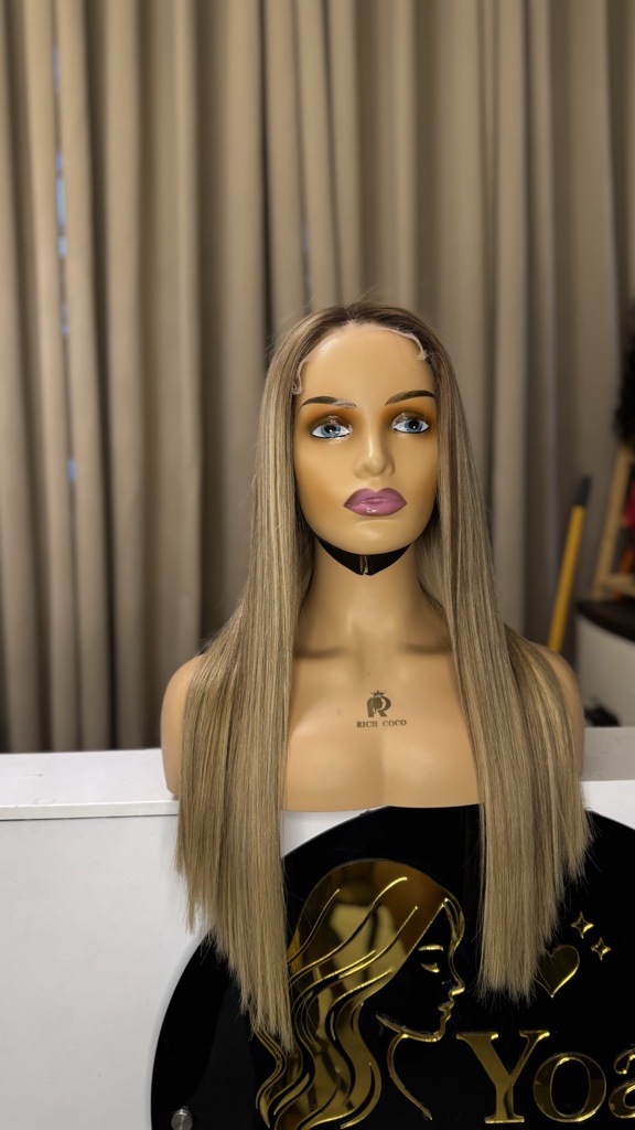 Peluca humana 24 pulgadas ▫️ 400 gramos de cabello ▫️ Color rubio 613 con falso crecimiento + mechas ▫️ Corte recto ▫️ Cabello brasileño ▫️ Calidad 12A ▫️ Frontal 5x5 Full HD ▫️ Puede usarse con o sin pegamento ✨