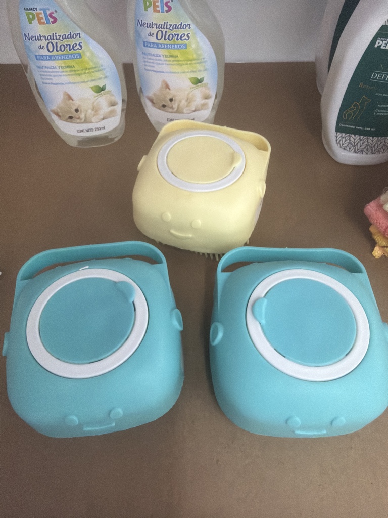 Cepillo para baño con contenedor de shampoo
