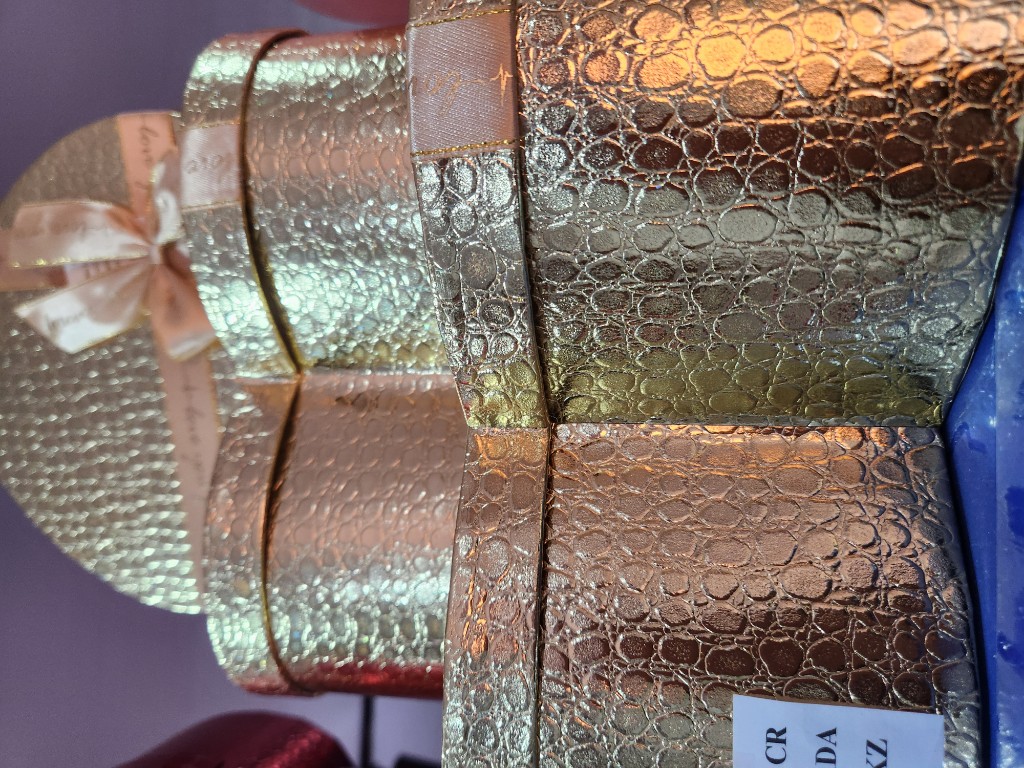 562-Caixa coração brilho Dourado