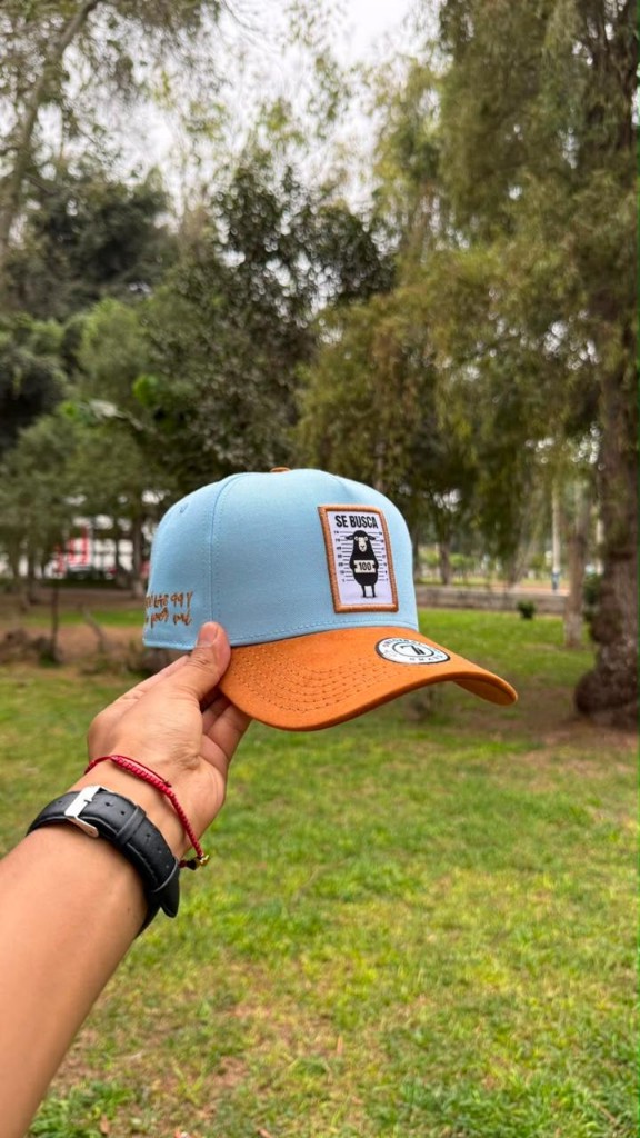 Gorra celeste y naranja SE BUSCA