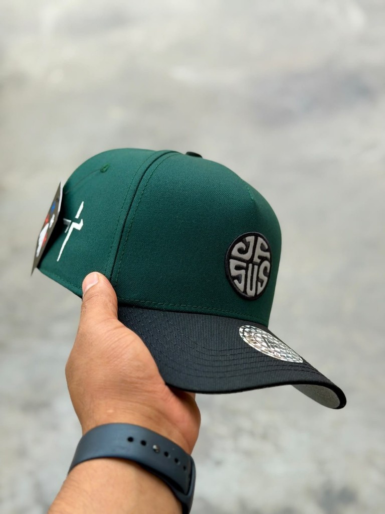 Gorra verde con visera negra Jesús