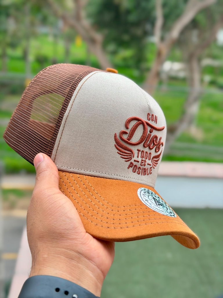 Gorra beige y naranja Con Dios todo es posible