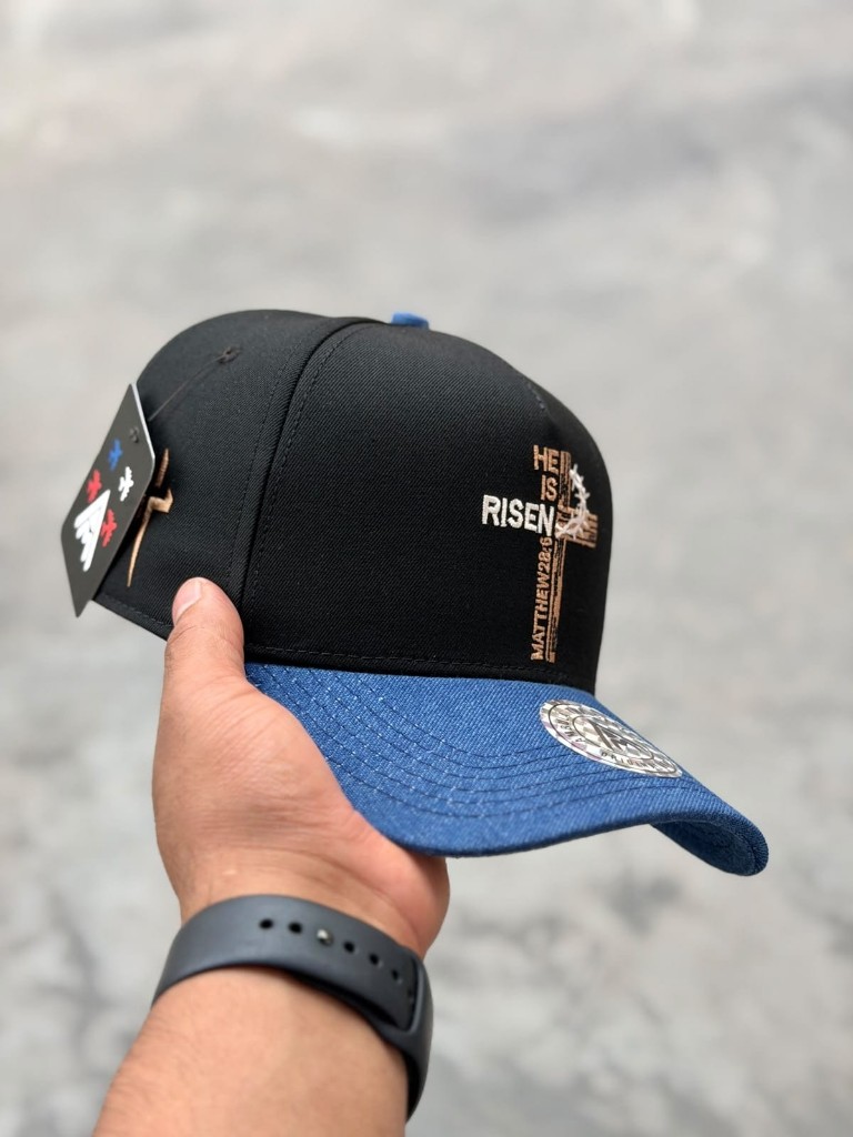 Gorra negra con visera azul Diseño Cruz corona