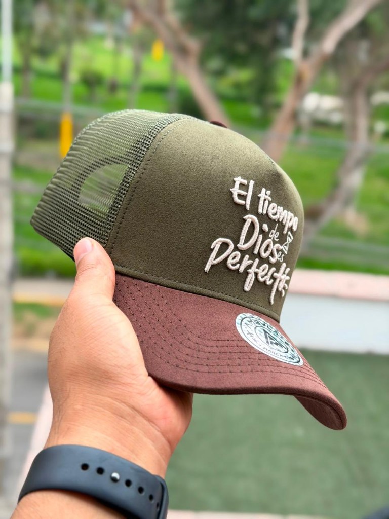 Gorra  verde y café el tiempo de Dios es perfecto