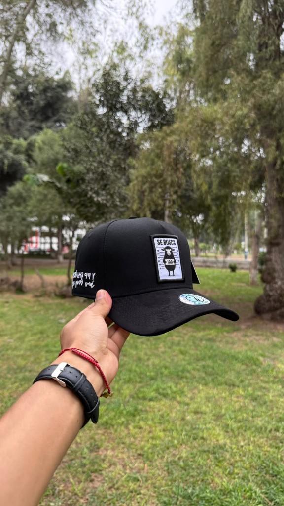 Gorra negra se busca la 100
