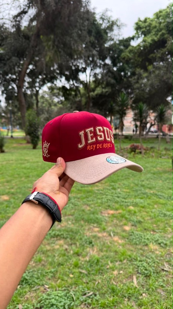 Gorra JESUS Rey de Reyes color vino y beige