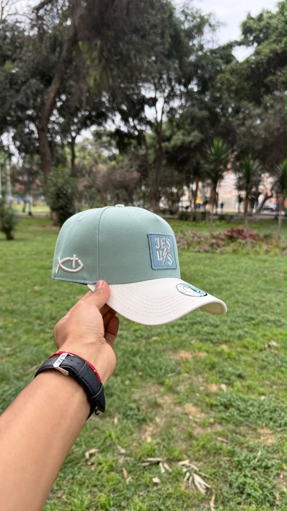 Gorra verde y blanca con parche JESUS