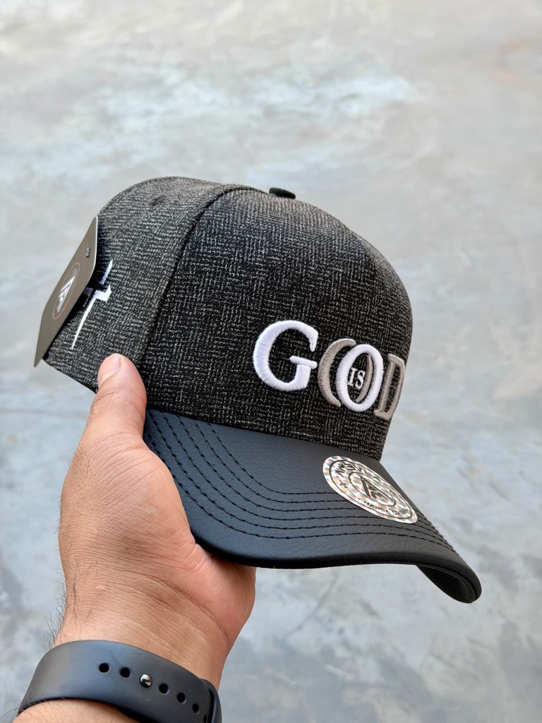 Gorra negra GOD