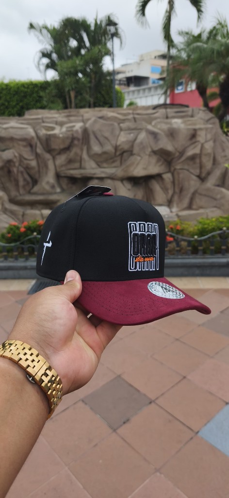 Gorra negra y vinotinto ORAR