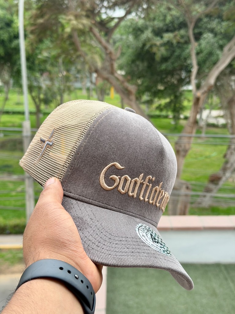 Gorra gris Godfidence