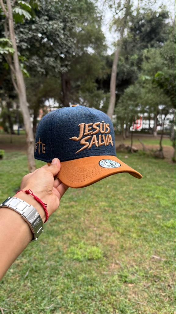 Gorra azul y naranja con parche frontal