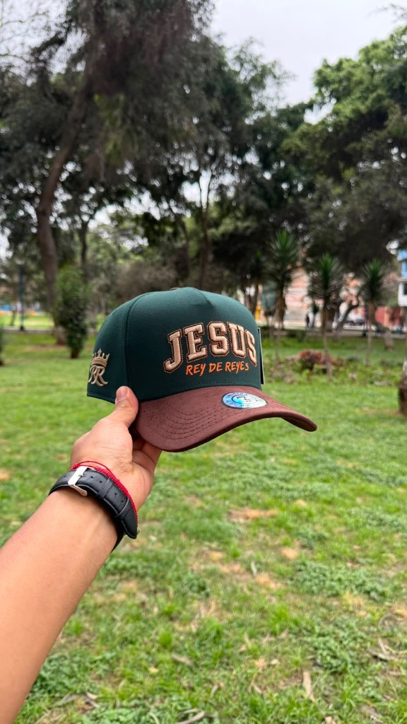 Gorra  verde y café Jesus Rey de Reyes