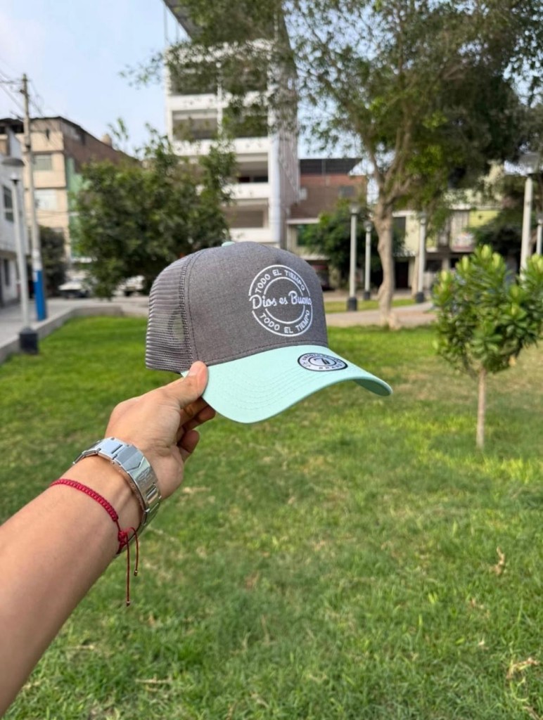Gorra grismenta Dios es Bueno