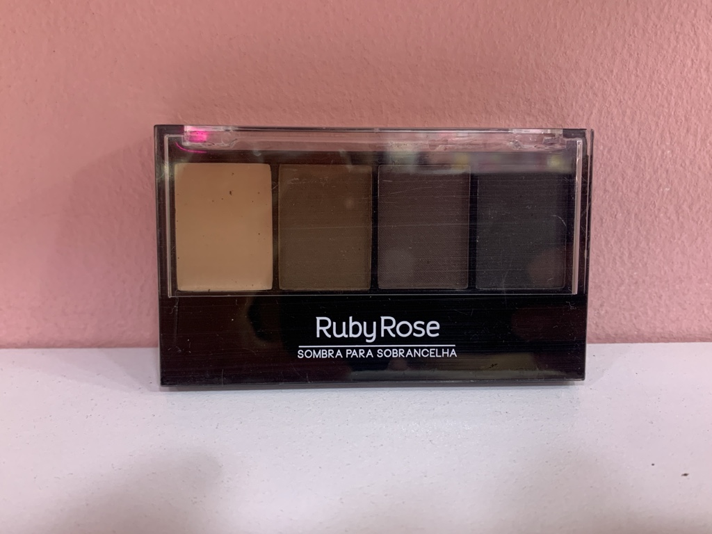 Ruby Rose sombra para cejas