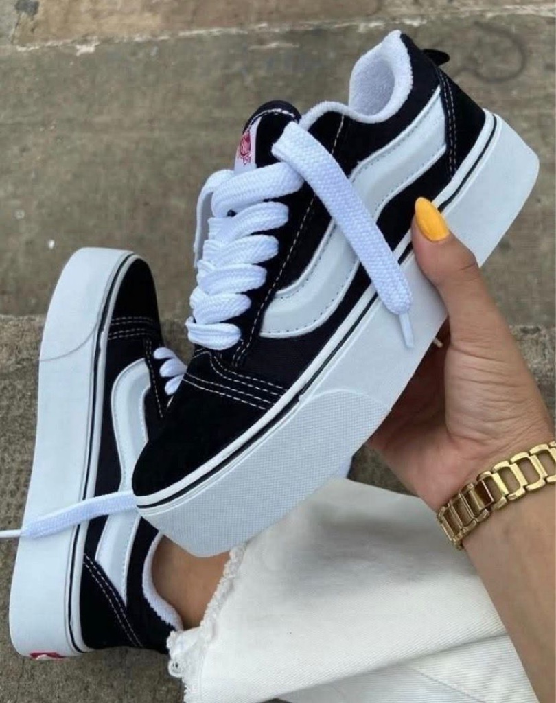 Tenis Vans negros con suela blanca