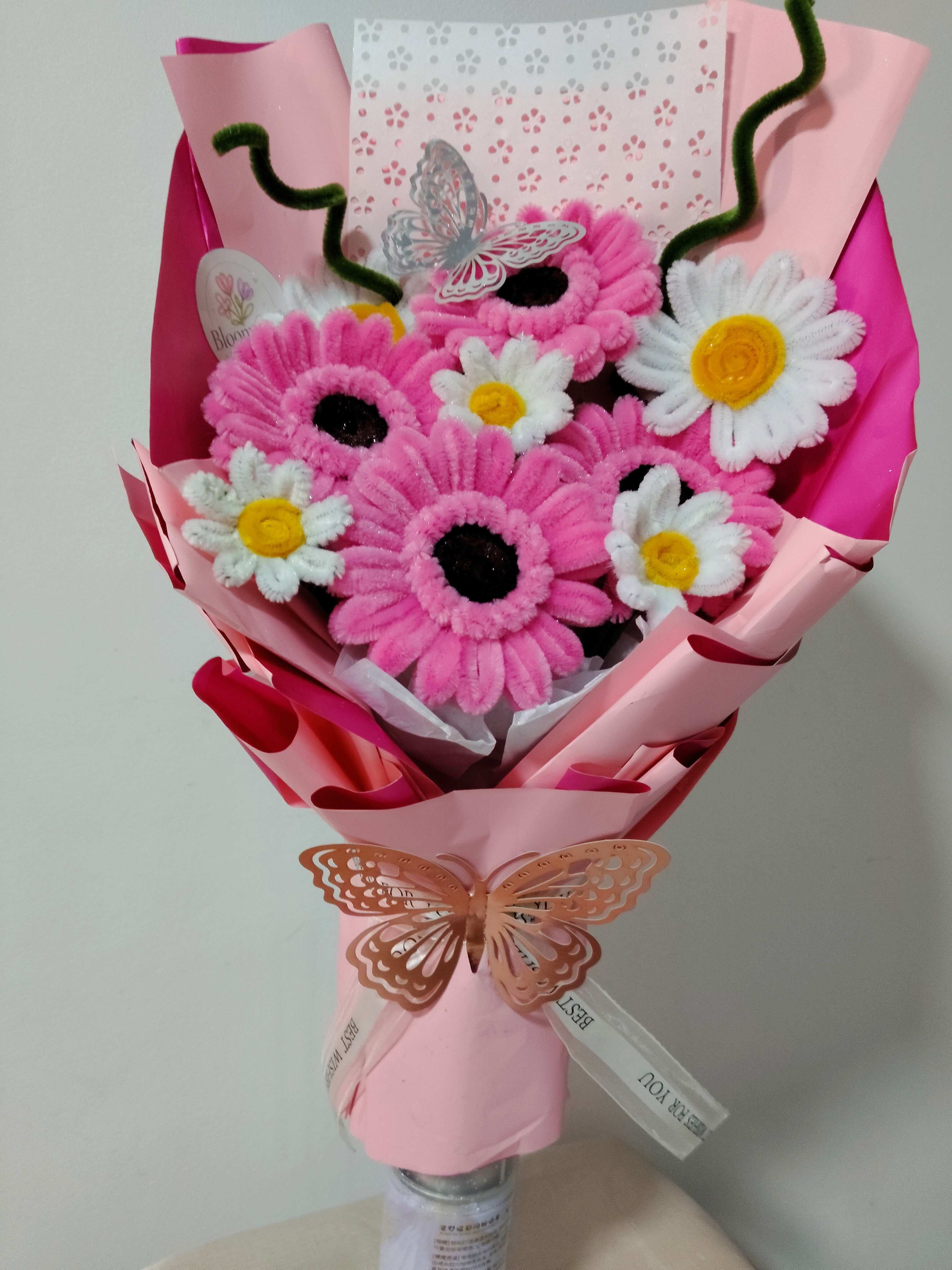 Hermoso ramo de Gerberas rosas con Margaritas grandes.