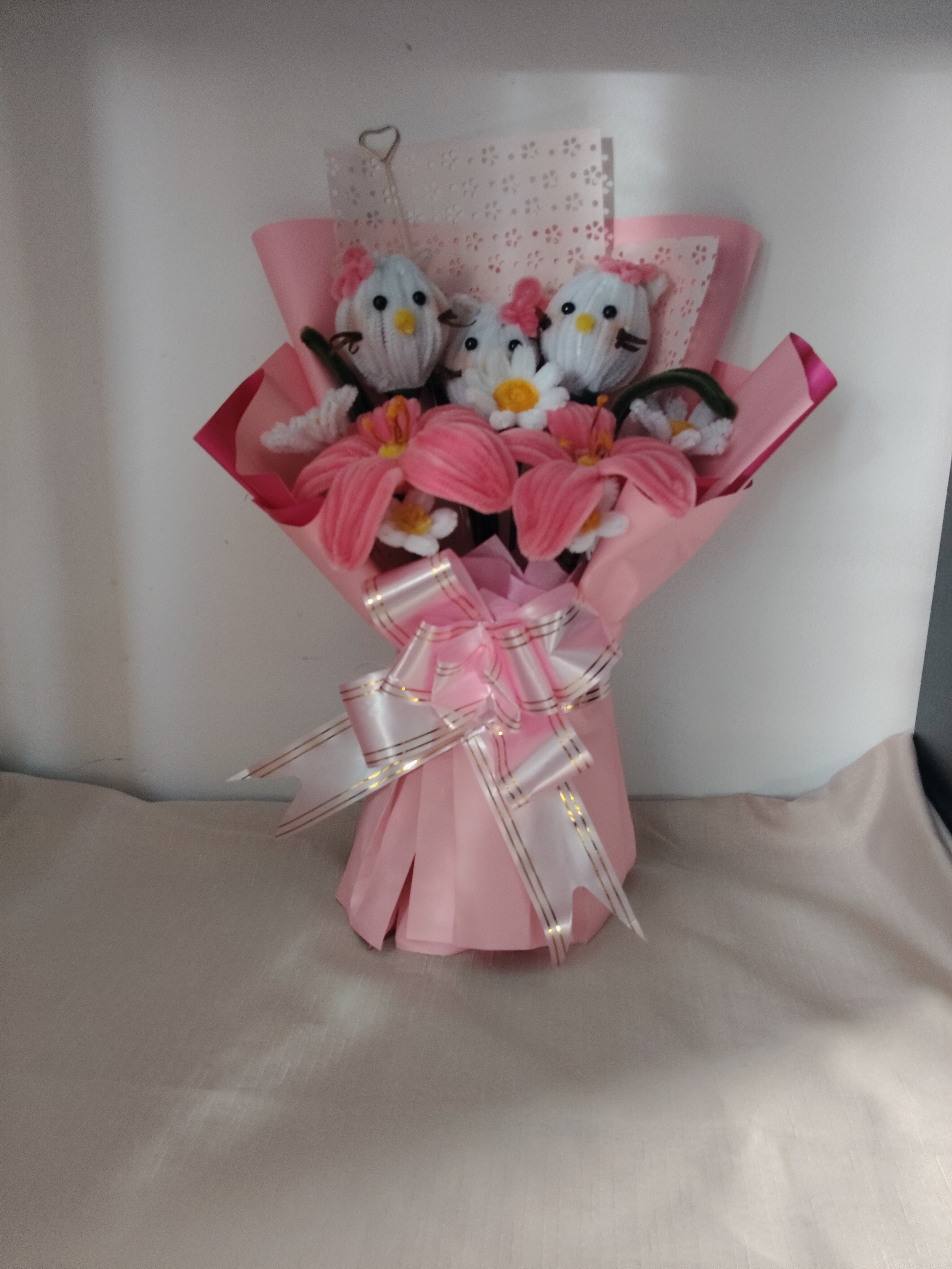 Bouquet Hello Kitty 
Dos hermosos Lirios y tres tuliKittys