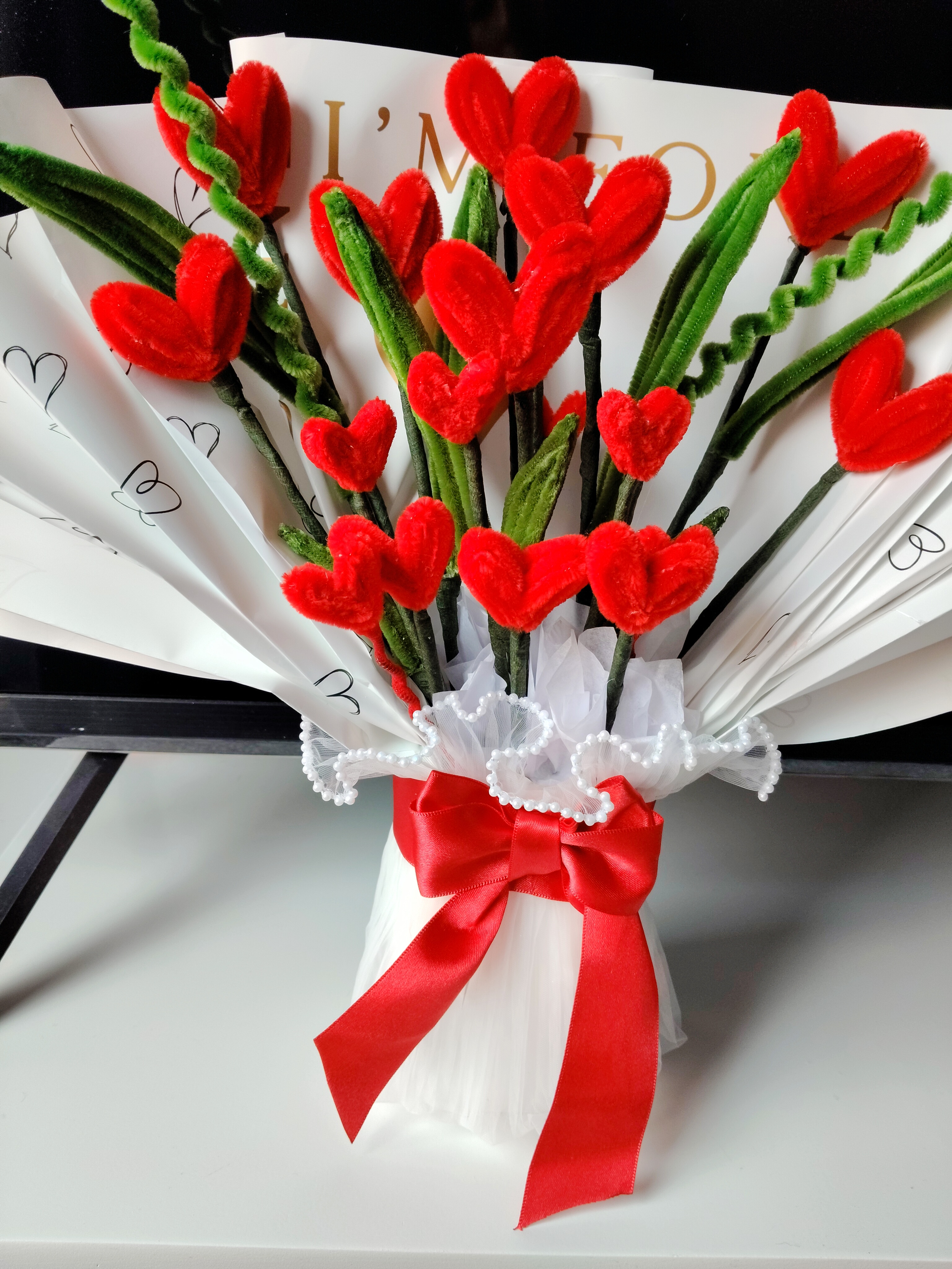 Hermoso Bouquet de corazones decorativos con cinta roja