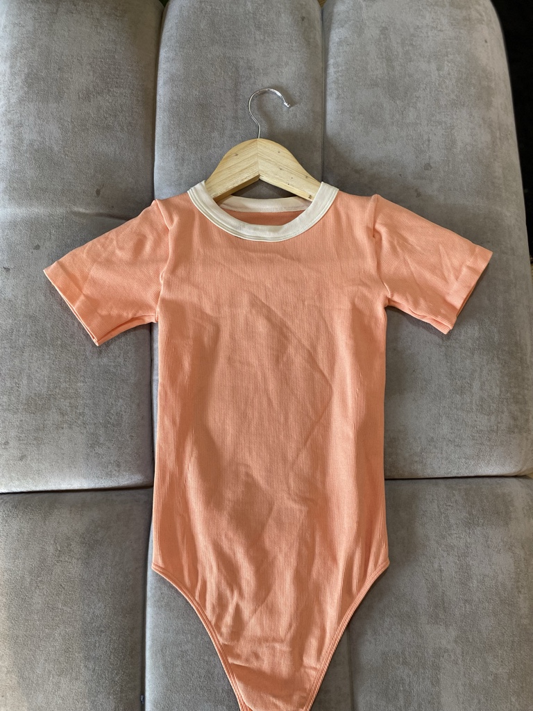 Body Manga Corta Naranja/Crema Con Escote