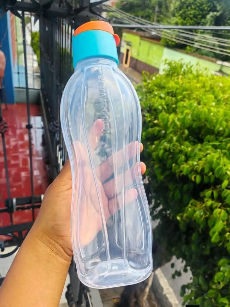 Botella transparente azul y naranja