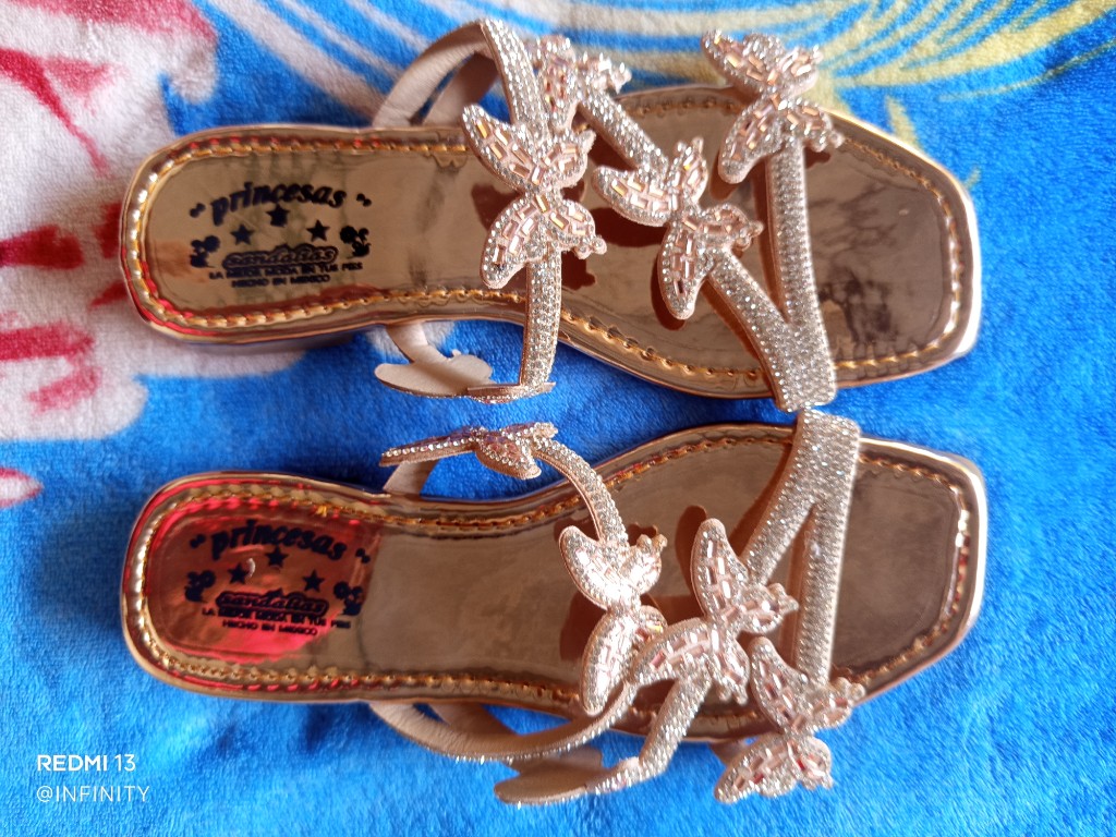 Sandalias doradas Princesas