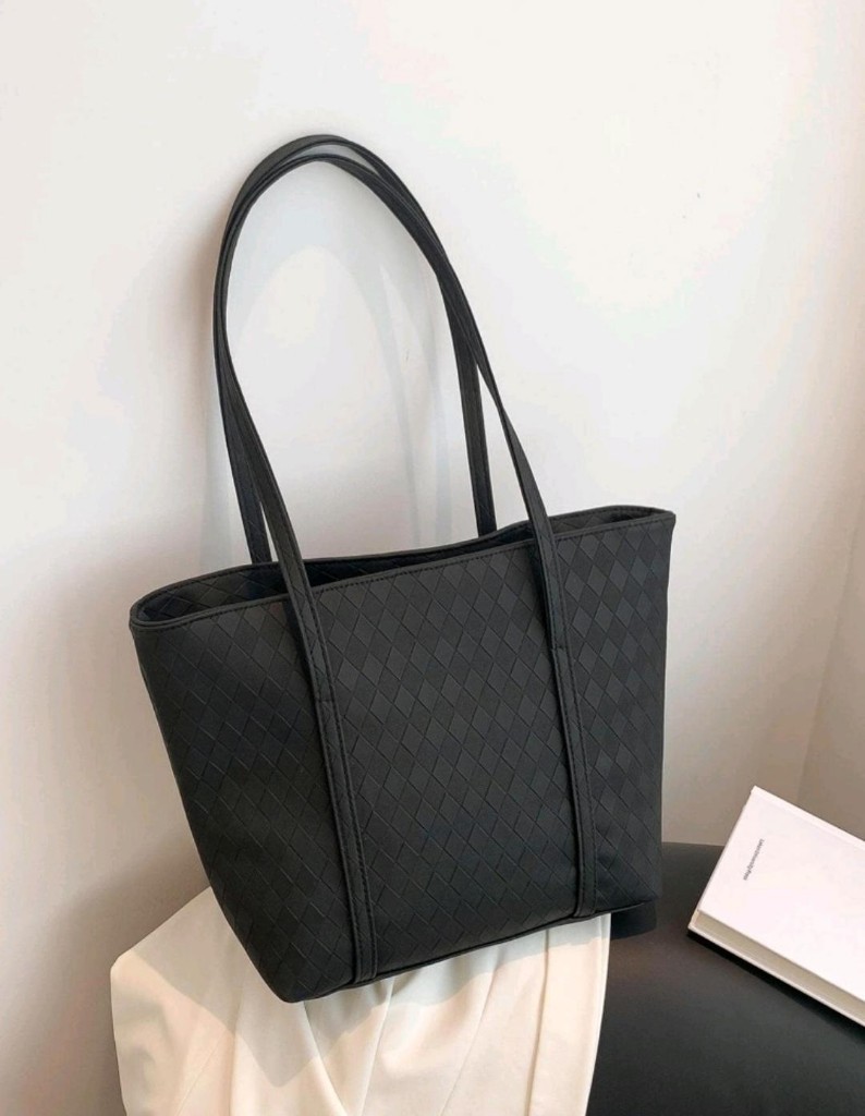 Bolso negro con relieve