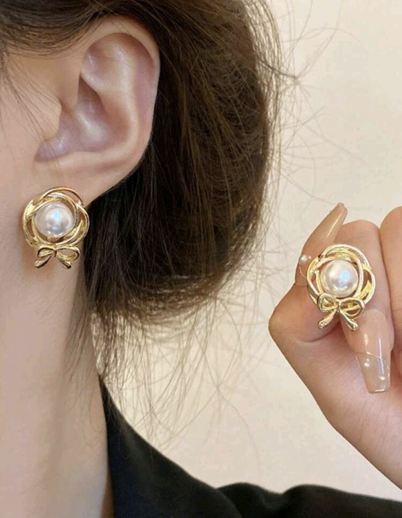Aros dorados con perla y moño