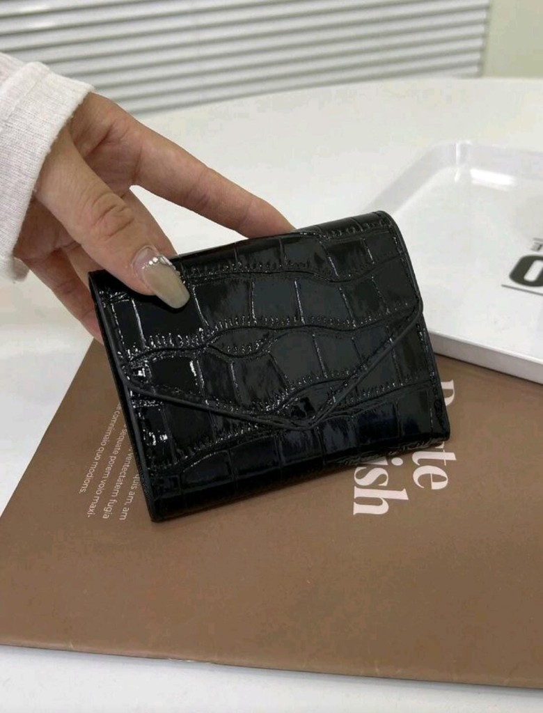 Cartera negra efecto croco