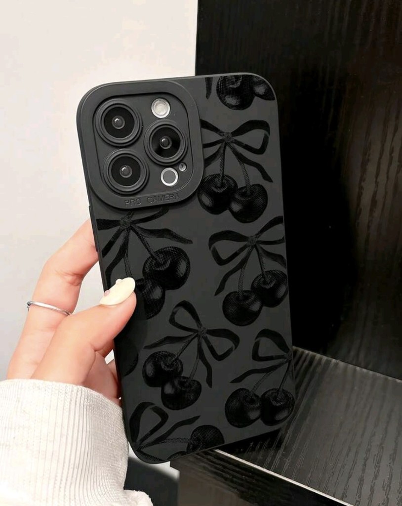 Case  negra y cerezas iPhone 16 pro