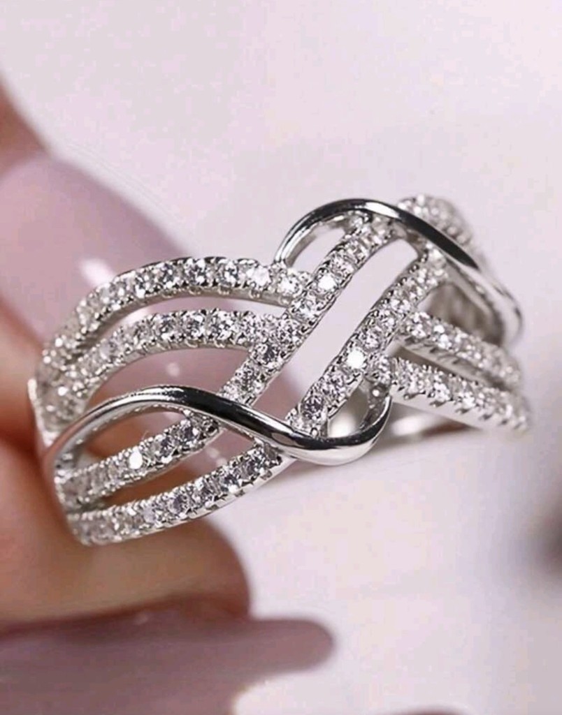 Anillo plateado brillante