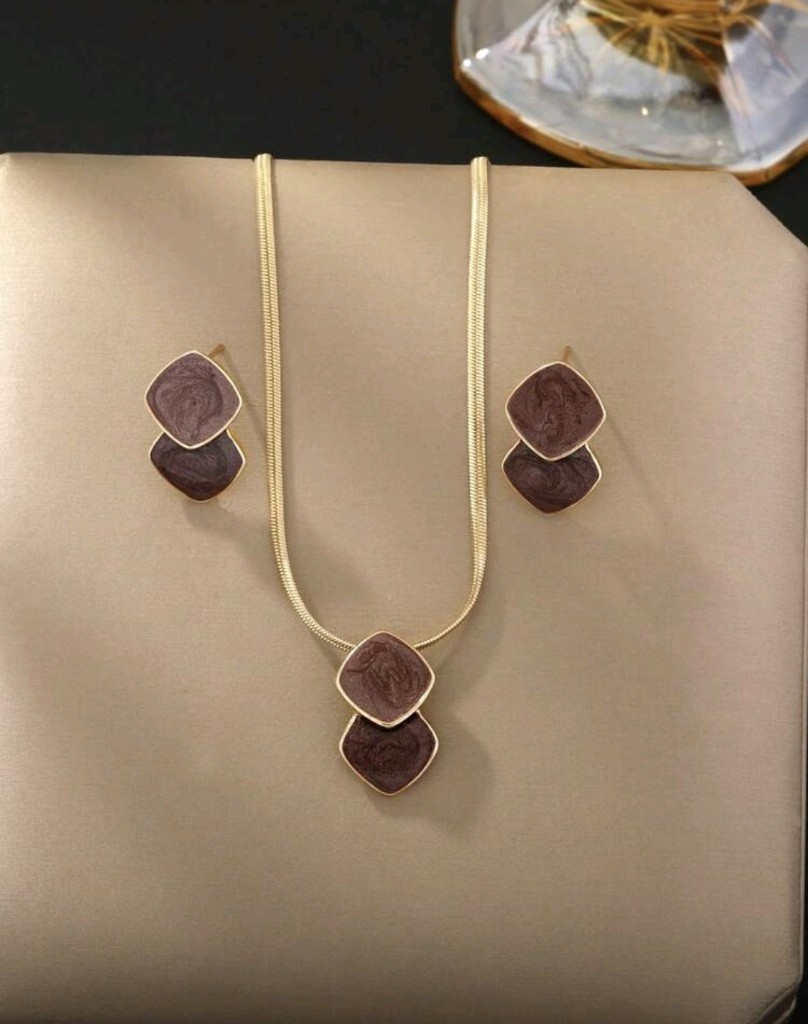Collar y aros dorados con piedra marron