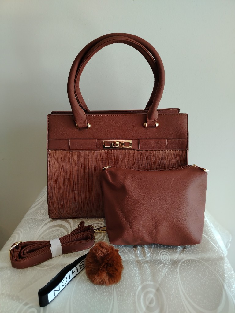 Cartera Carbella marrón con neceser