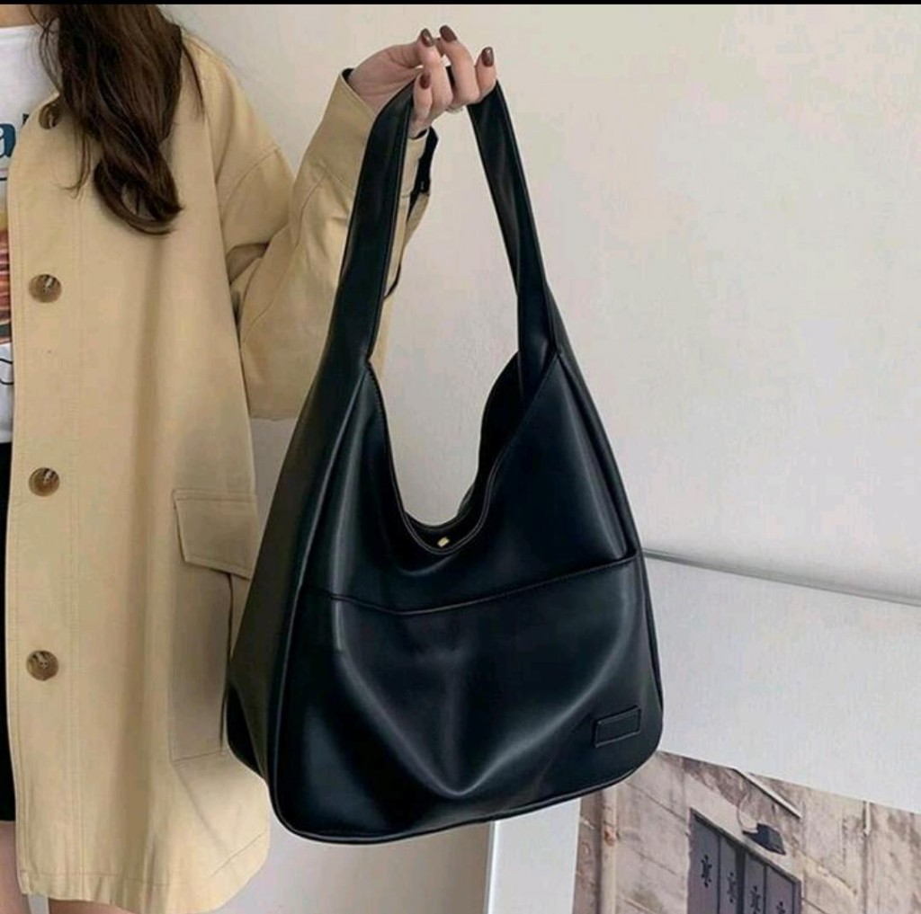 Bolso negro tipo tote de hombro