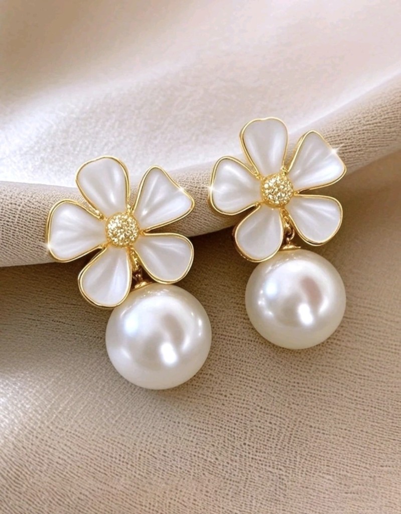 Aretes flor perla dorados