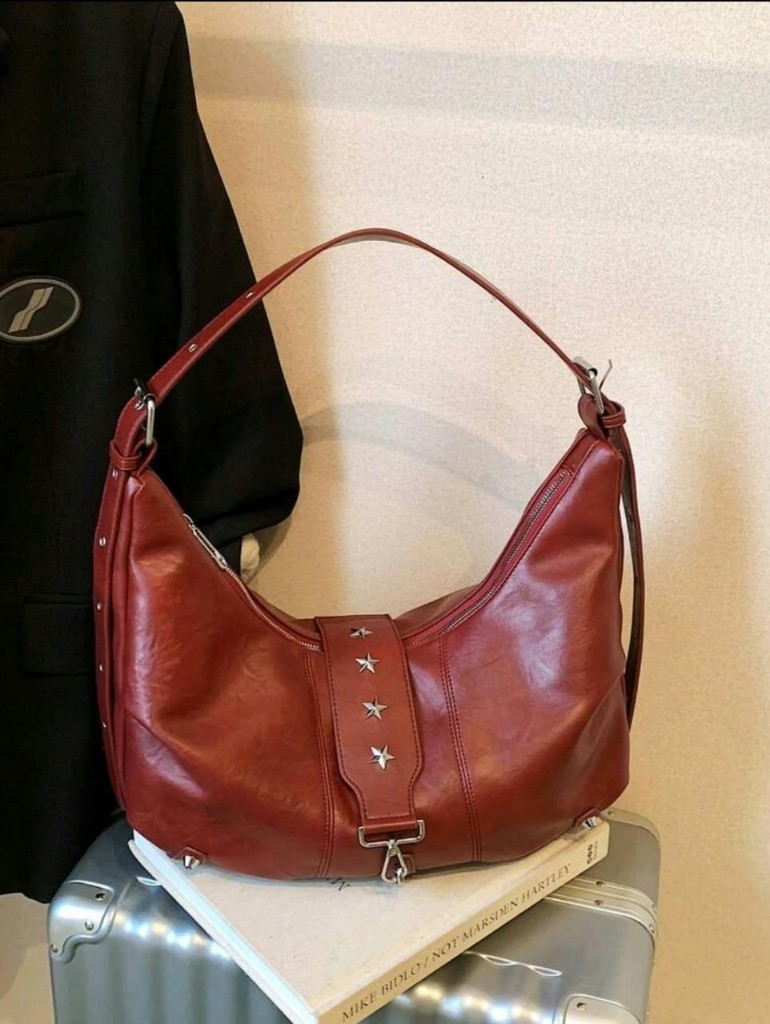 Cartera con remache y estrella bordo