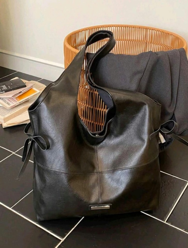 Bolso negro grande con cinta