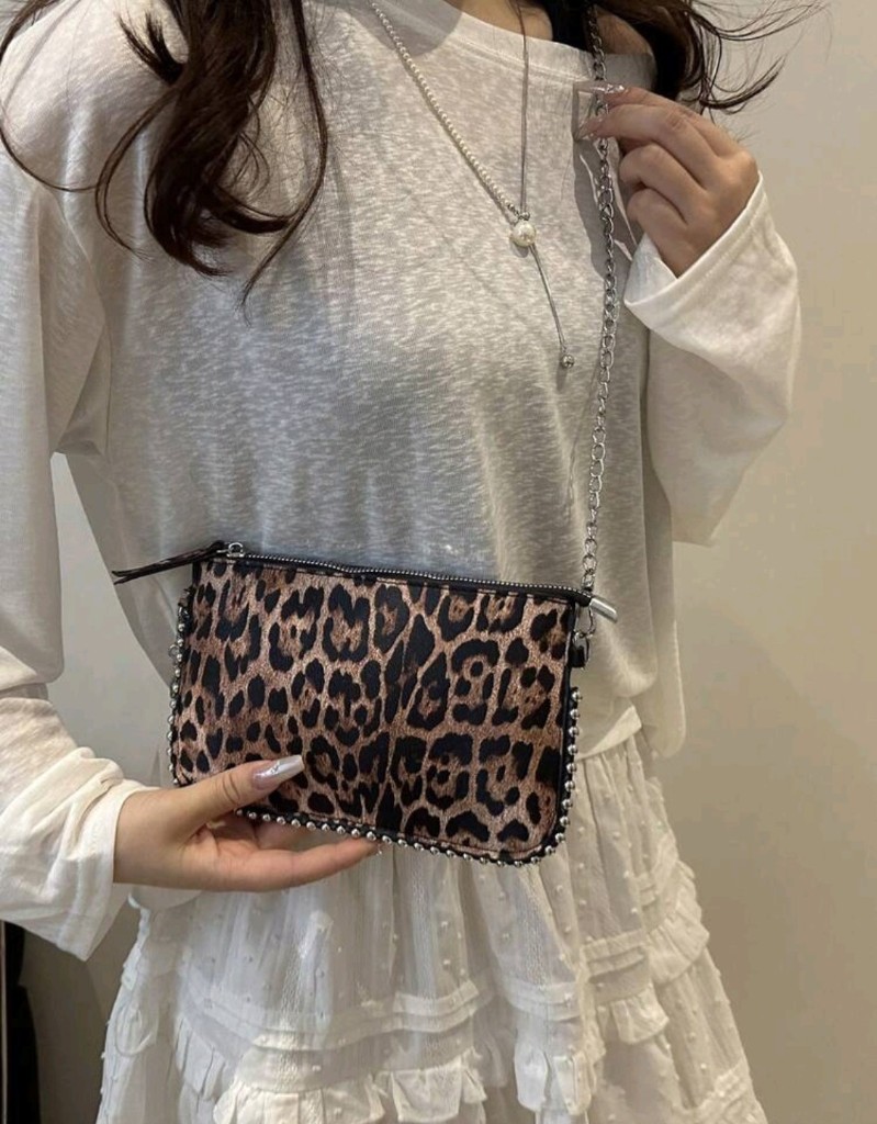 Bandolera animal print con cadena