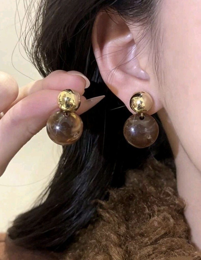 Aros dorados con esfera marron