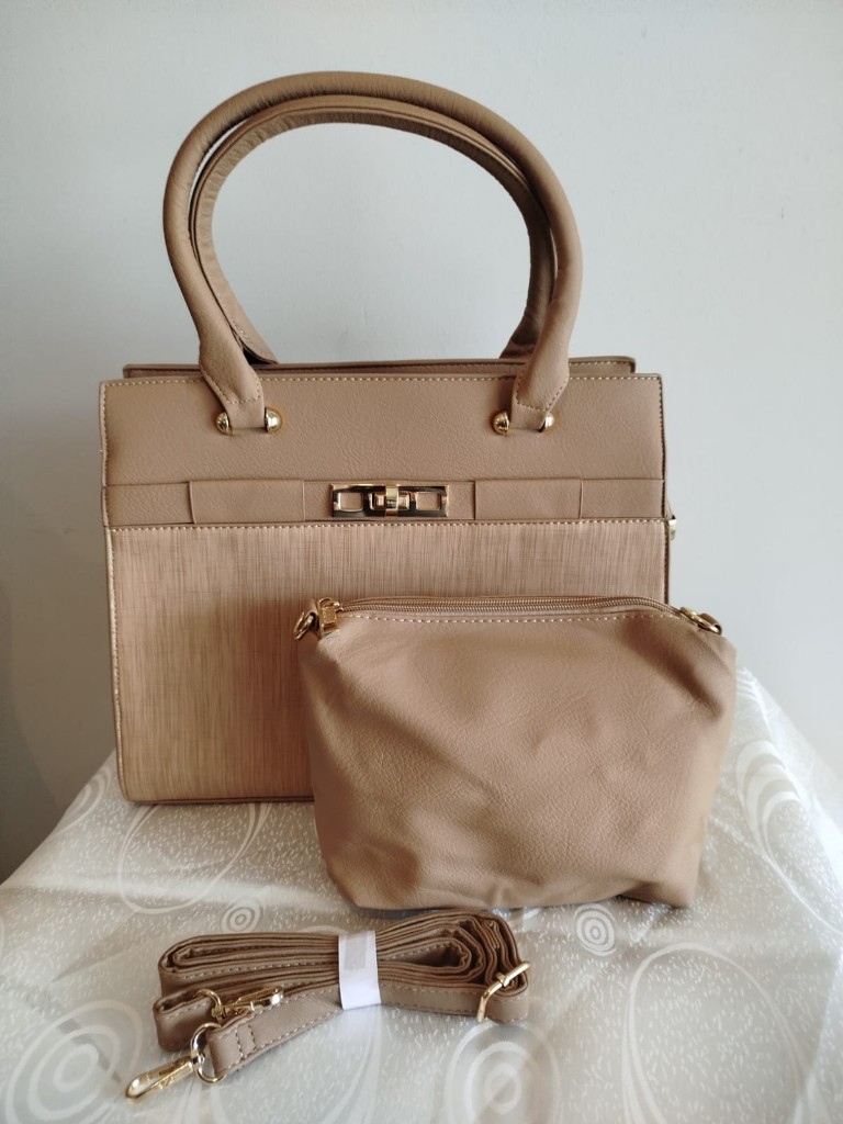 Cartera beige con neceser