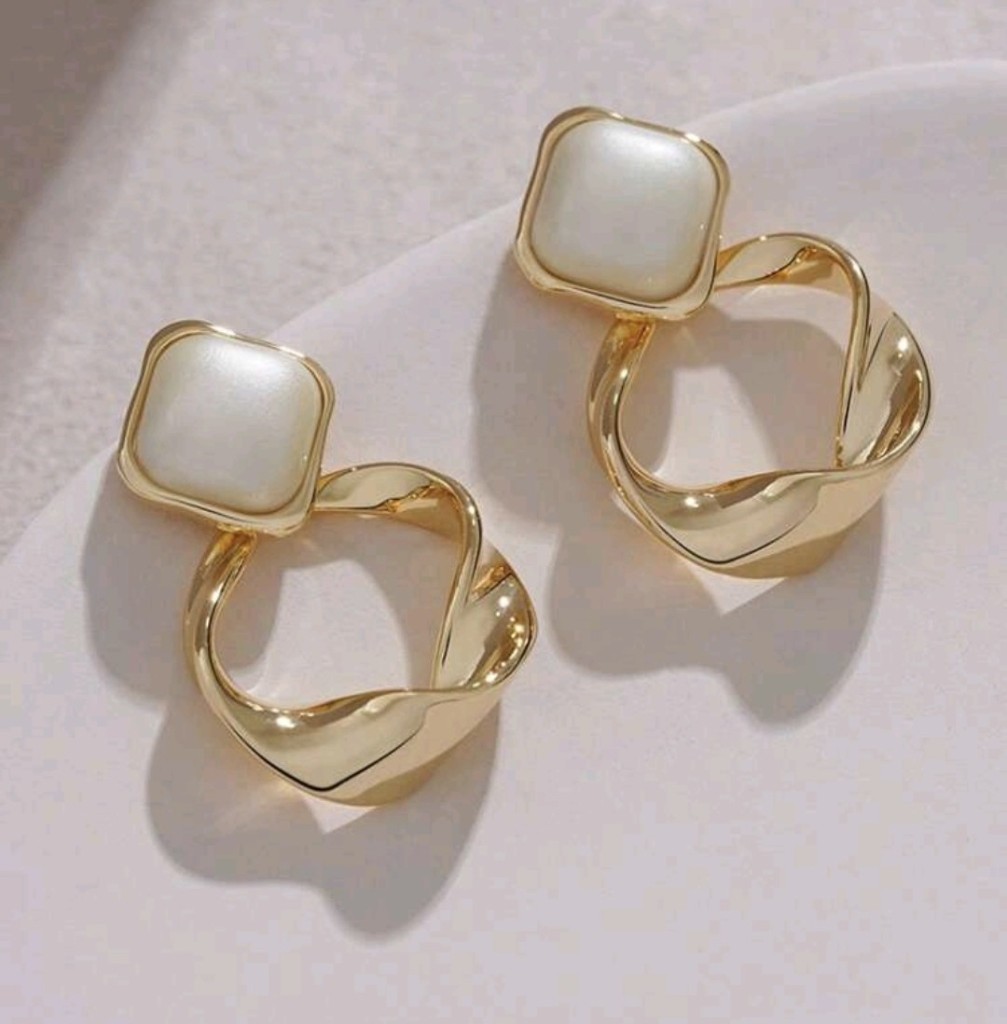 Aros dorados cuadrados con perla